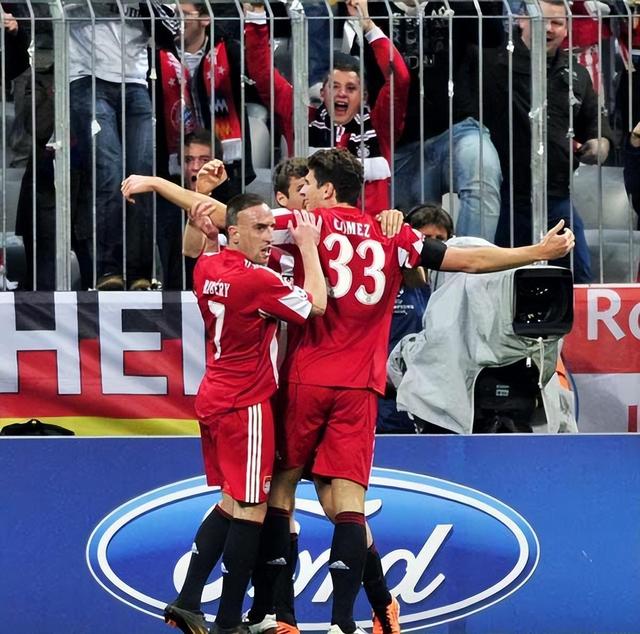 拜仁慕尼黑球员在比赛中取得胜利 拜仁慕尼黑球员在比赛中取得胜利