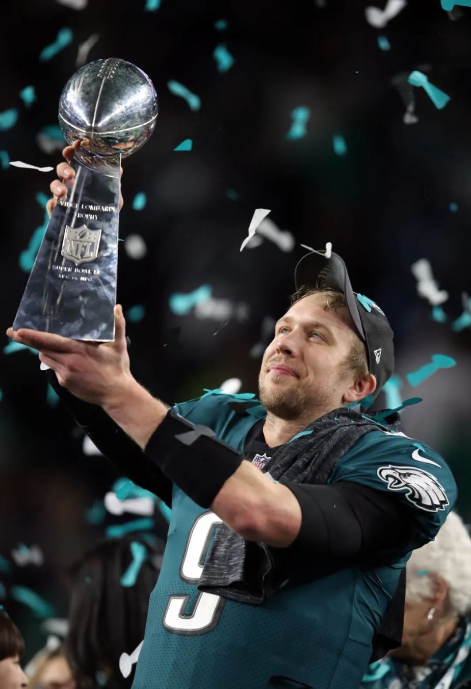 老鹰队新秀在比赛中奉献关键一球,成为球队焦点 老鹰队新秀在比赛中奉献关键一球,成为球队焦点