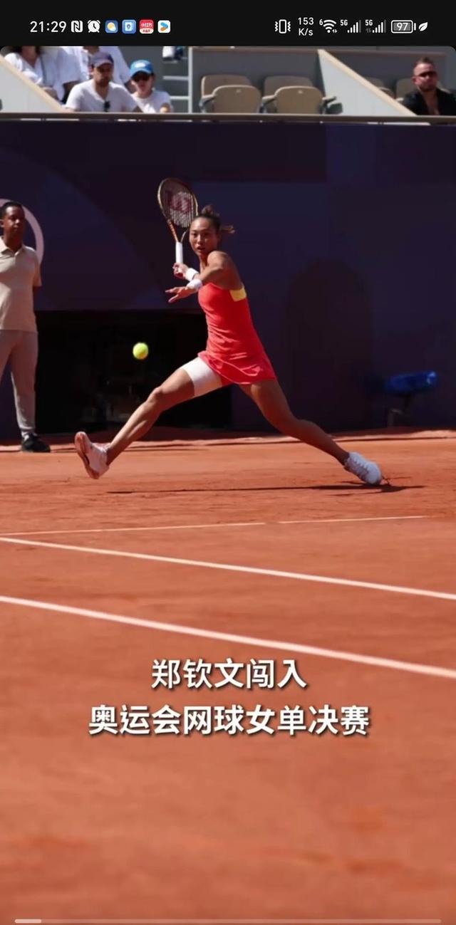 暴力鸟飞翔,助球队击败对手! 暴力鸟飞翔,助球队击败对手!