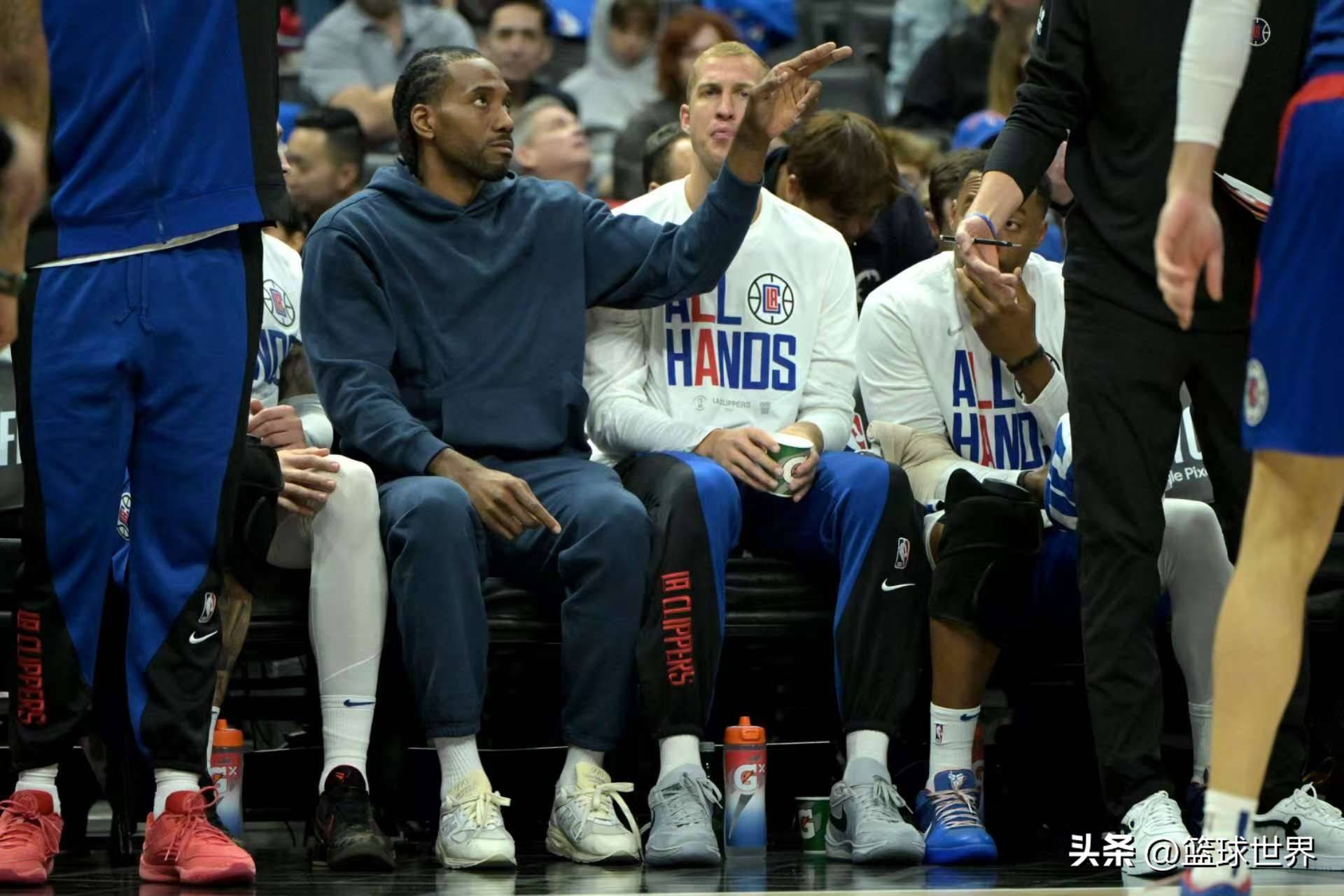 快船球员赛后合影遭探讨,网友推测球队内部是否团结 快船球员赛后合影遭探讨,网友推测球队内部是否团结