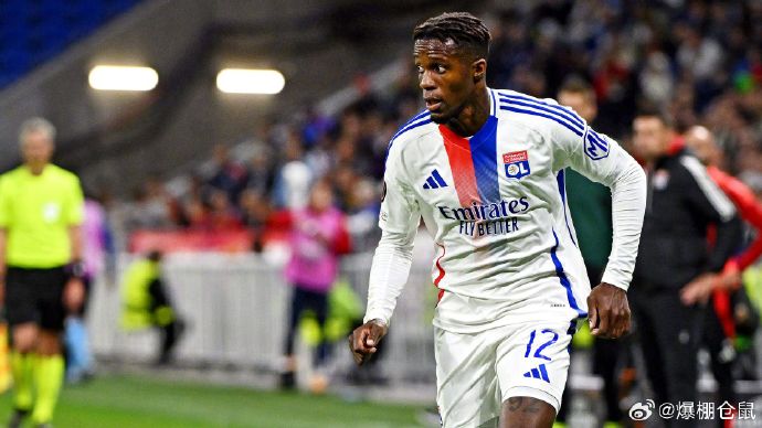 里昂中场备受瞩目将前往英超 里昂中场备受瞩目将前往英超