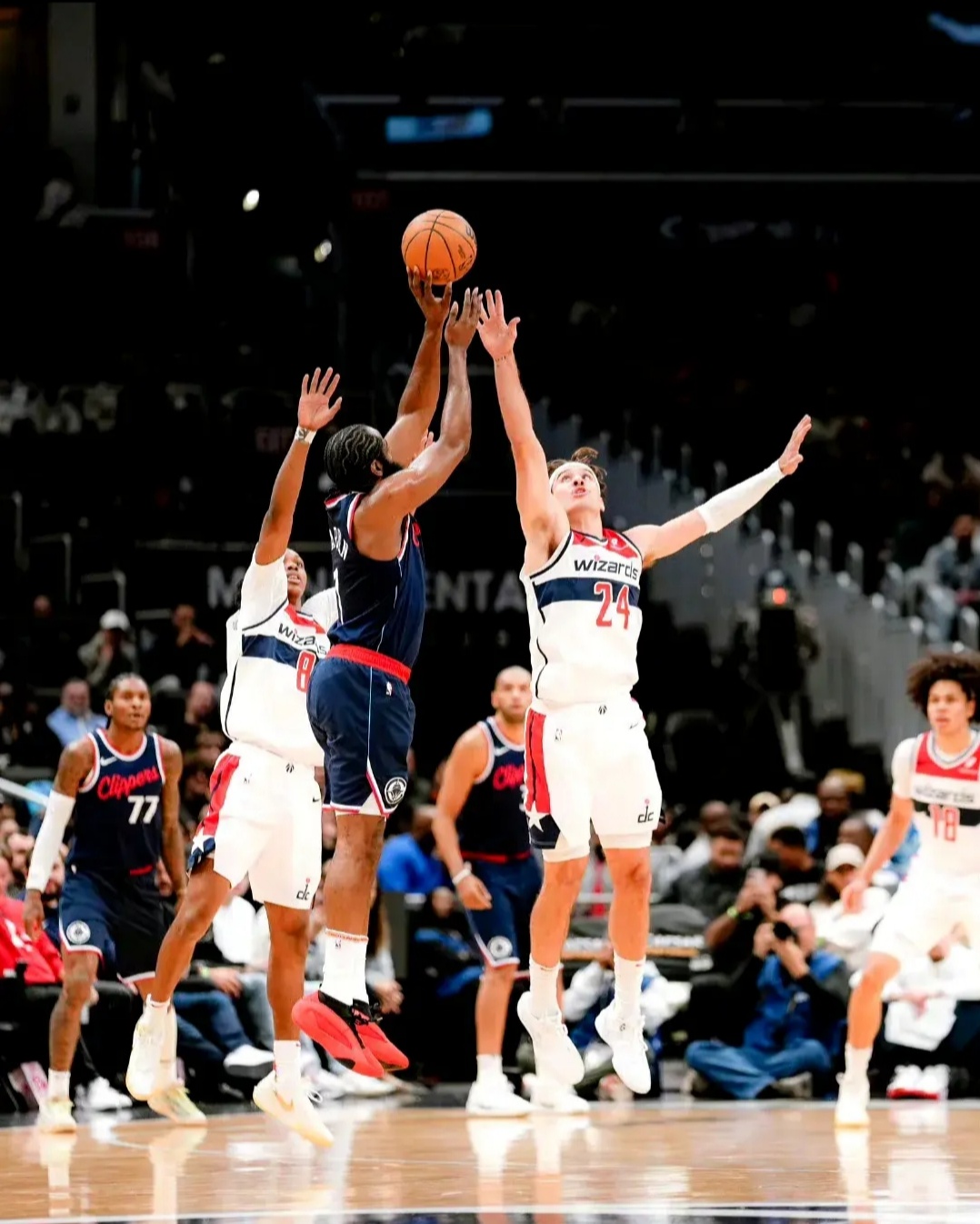 勇士中锋因伤休战,球队内线欠缺主力 勇士中锋因伤休战,球队内线欠缺主力