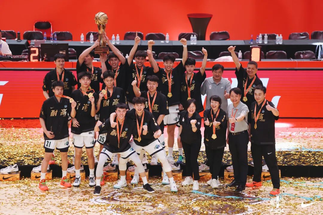 湖南男篮在比赛中展现出令人热血沸腾的拼搏精神 湖南男篮在比赛中展现出令人热血沸腾的拼搏精神