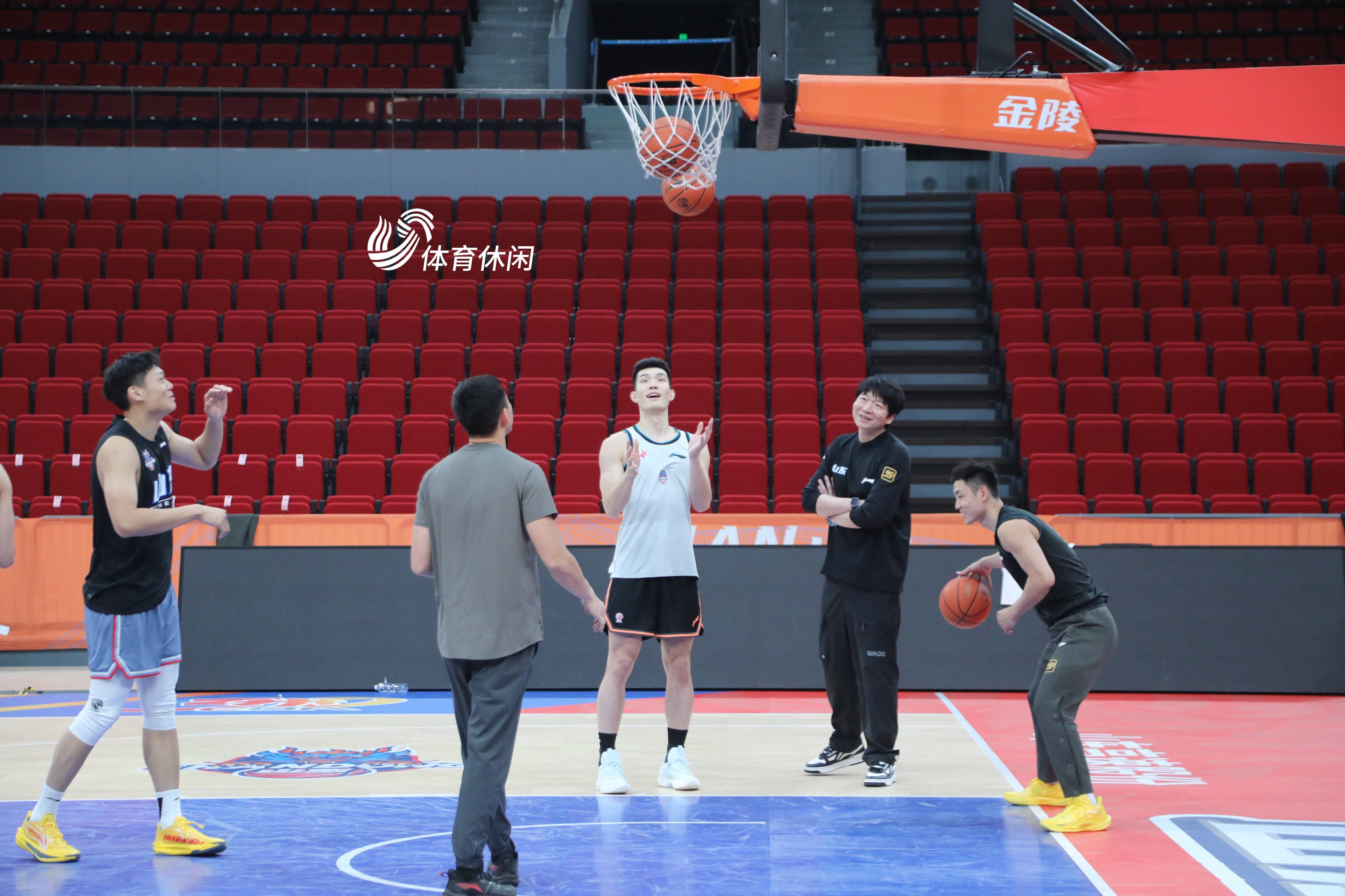 CBA联赛抽签结果揭晓,球队积极备战新赛季 CBA联赛抽签结果揭晓,球队积极备战新赛季