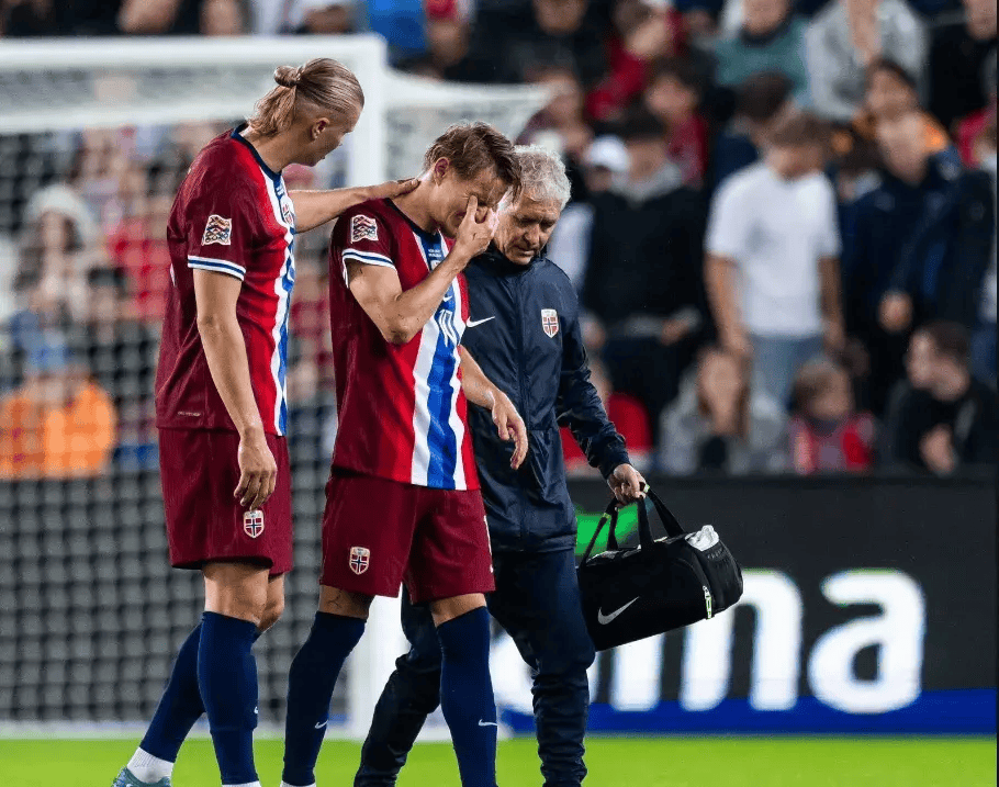 瓦伦西亚中场连续传球,助球队保持领先 瓦伦西亚中场连续传球,助球队保持领先