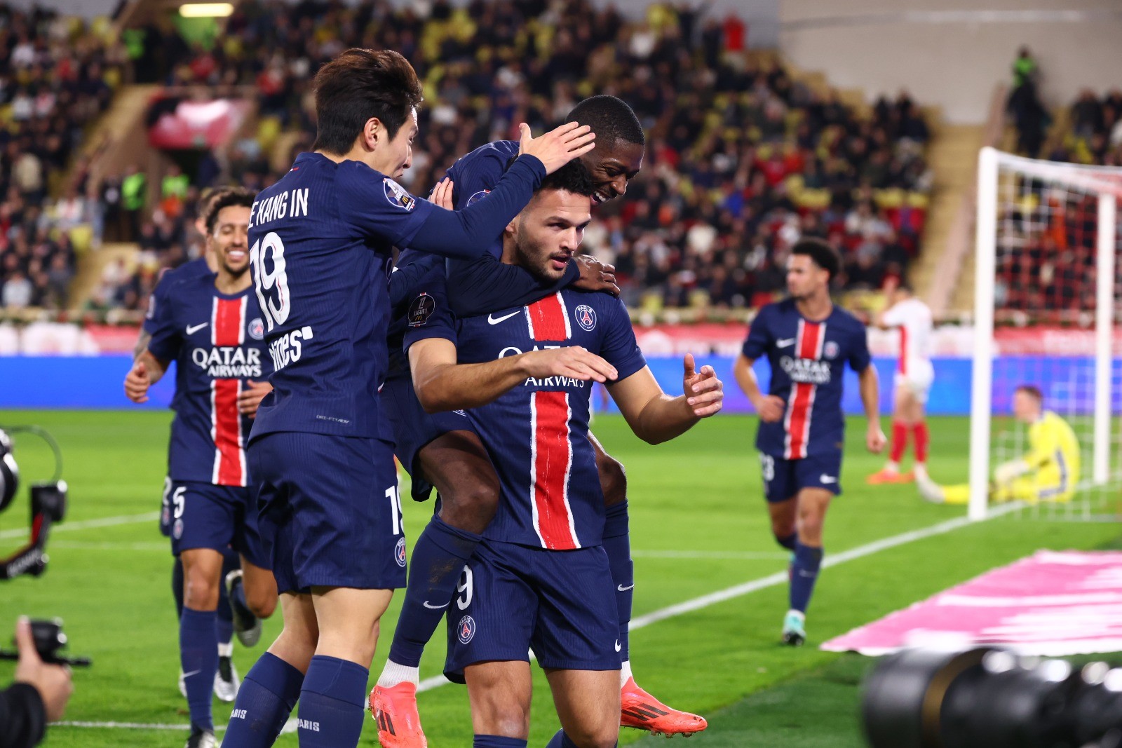 里昂不敌巴黎圣日耳曼,遭遇失利 里昂不敌巴黎圣日耳曼,遭遇失利