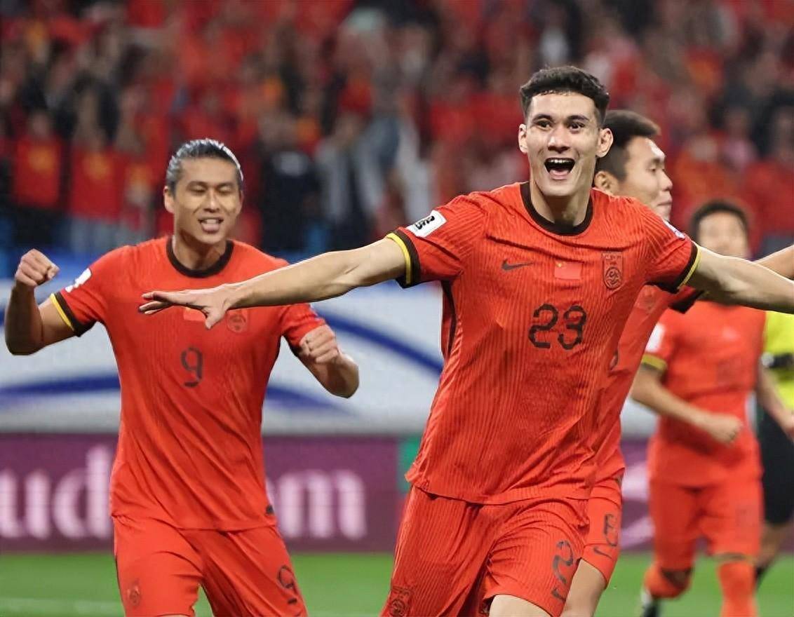 赛场上球员斗志昂扬,场面火爆热情 赛场上球员斗志昂扬,场面火爆热情