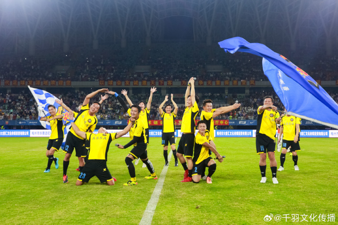 赛场上球员斗志昂扬,场面火爆热情 赛场上球员斗志昂扬,场面火爆热情