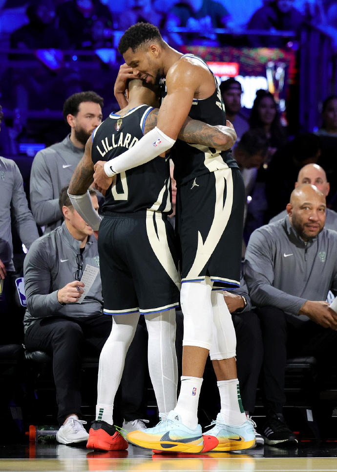 曼联名宿助威球队,见证雄鹿豪取胜利 曼联名宿助威球队,见证雄鹿豪取胜利