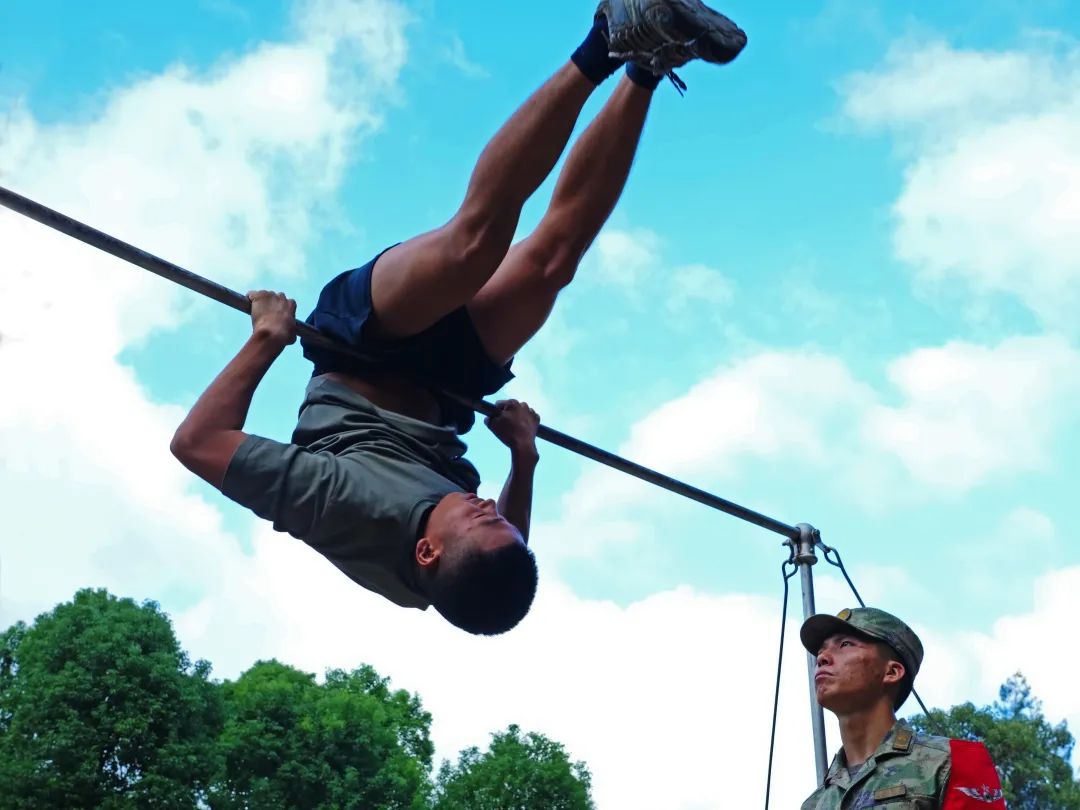 斗志昂扬,比拼场上的激情之战 斗志昂扬,比拼场上的激情之战