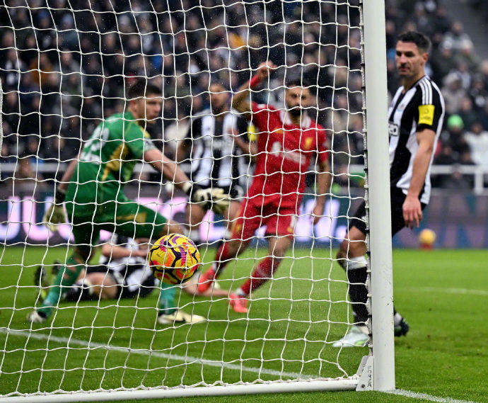 利物浦防线表现稳固,连续零封对手 利物浦防线表现稳固,连续零封对手