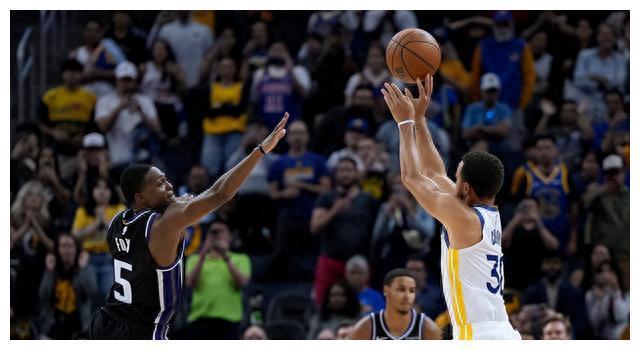 勇士主场失利,库里独得30分表现稳定 勇士主场失利,库里独得30分表现稳定