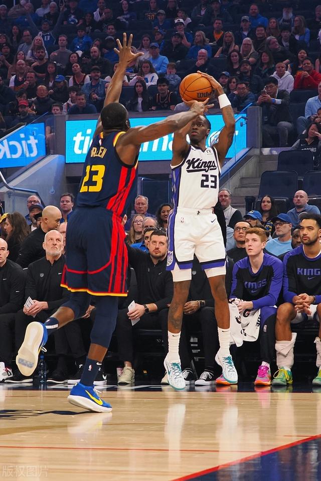 勇士主场失利,库里独得30分表现稳定 勇士主场失利,库里独得30分表现稳定