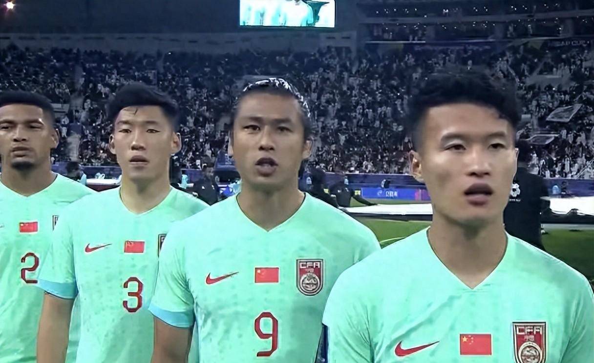 国内足球联赛强队对决,谁能笑到最后? 国内足球联赛强队对决,谁能笑到最后?