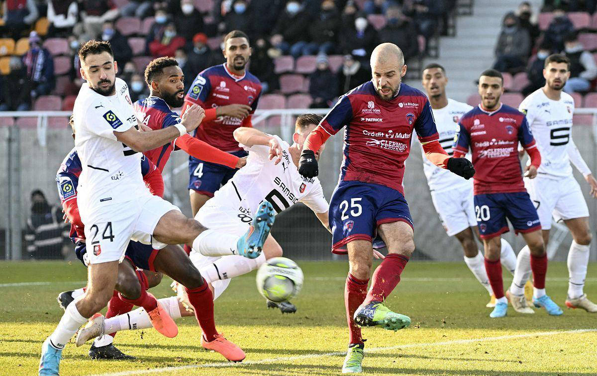 比利亚雷亚尔暂居第二,积分争夺日益激烈 比利亚雷亚尔暂居第二,积分争夺日益激烈