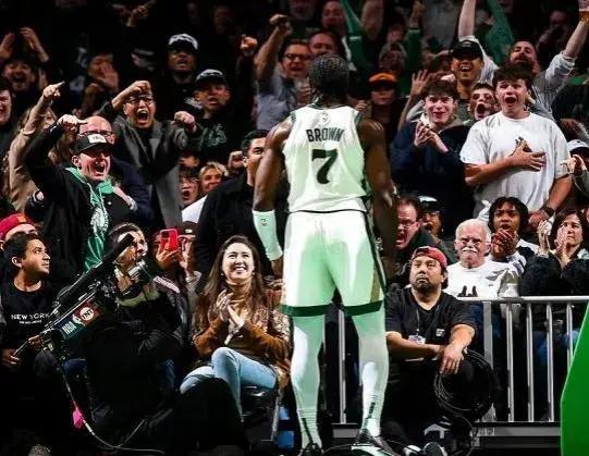 NBA联赛继续激烈角逐,火药味十足 NBA联赛继续激烈角逐,火药味十足