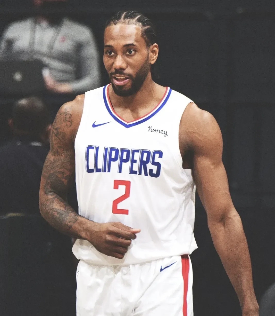 伦纳德表现出色,带领球队取胜晋级 伦纳德表现出色,带领球队取胜晋级