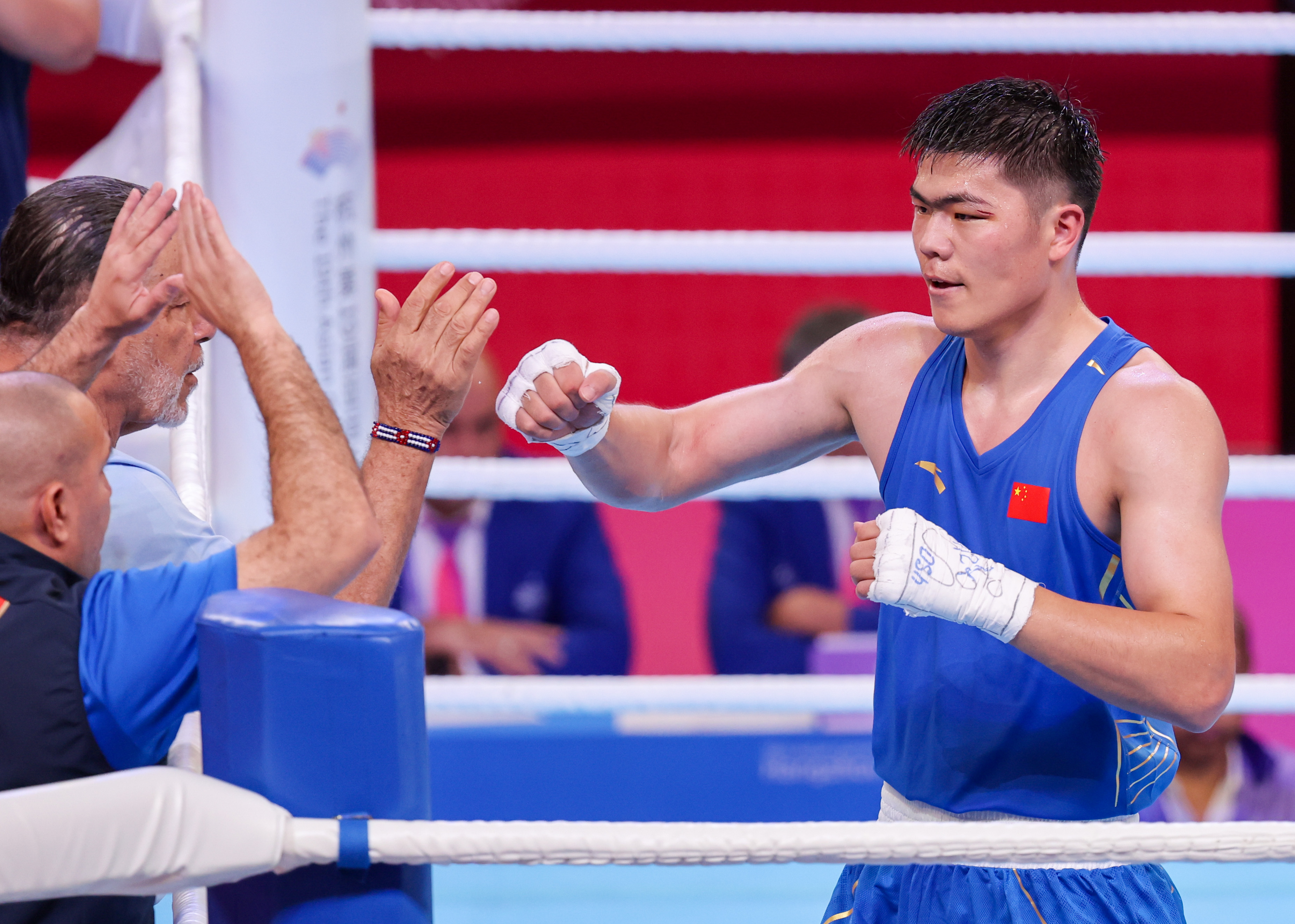 保加利亚代表团在拳击比赛中赢得金牌 保加利亚代表团在拳击比赛中赢得金牌