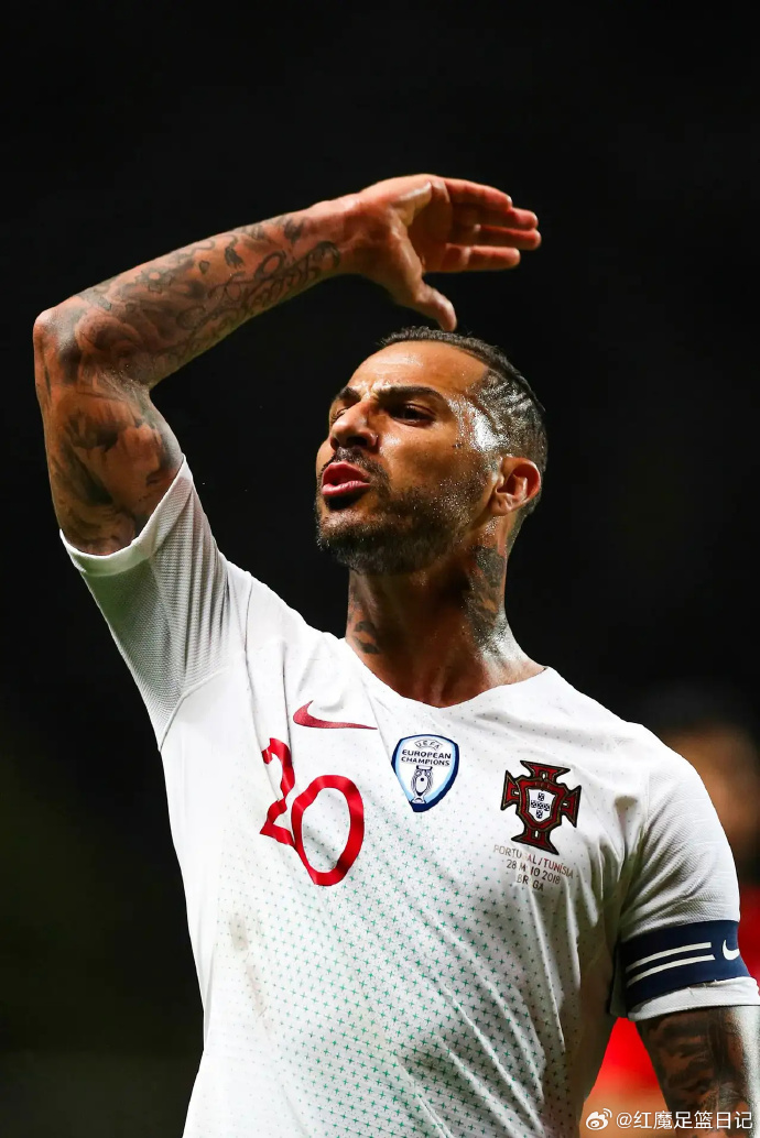 足球巨星的个人表现备受瞩目 足球巨星的个人表现备受瞩目