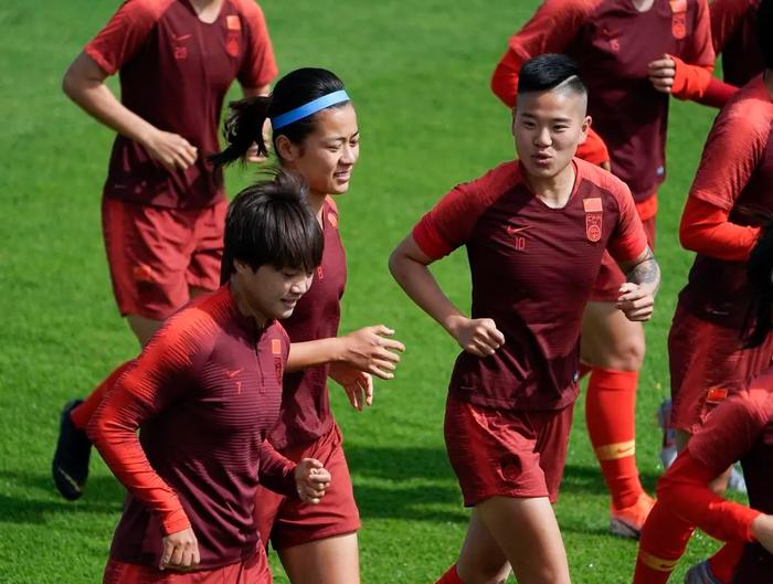 中国足球迎来新一轮联赛,球迷情绪高涨 中国足球迎来新一轮联赛,球迷情绪高涨