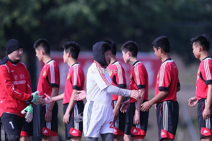 中国足球迎来新一轮联赛,球迷情绪高涨 中国足球迎来新一轮联赛,球迷情绪高涨