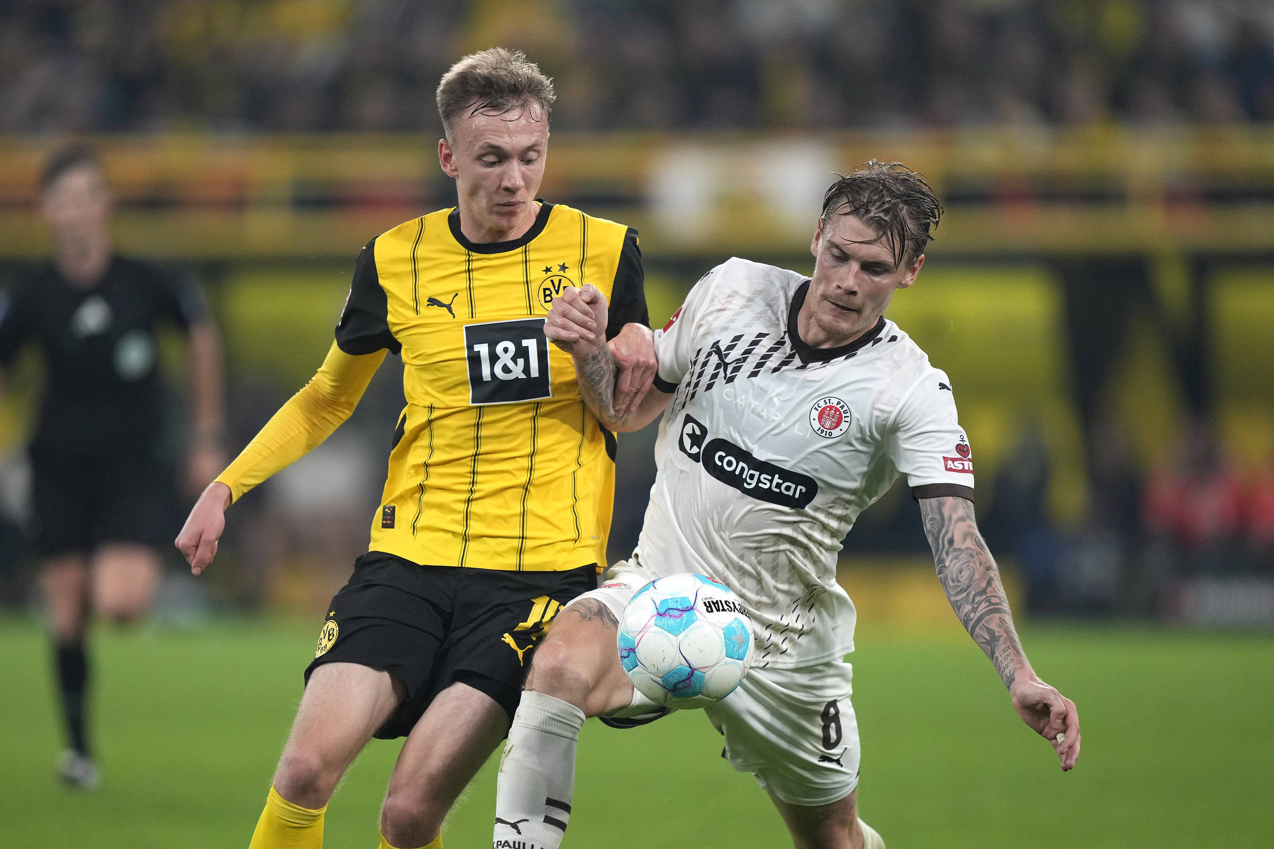 多特蒙德队内气氛融洽,士气高昂备战下轮比赛 多特蒙德队内气氛融洽,士气高昂备战下轮比赛