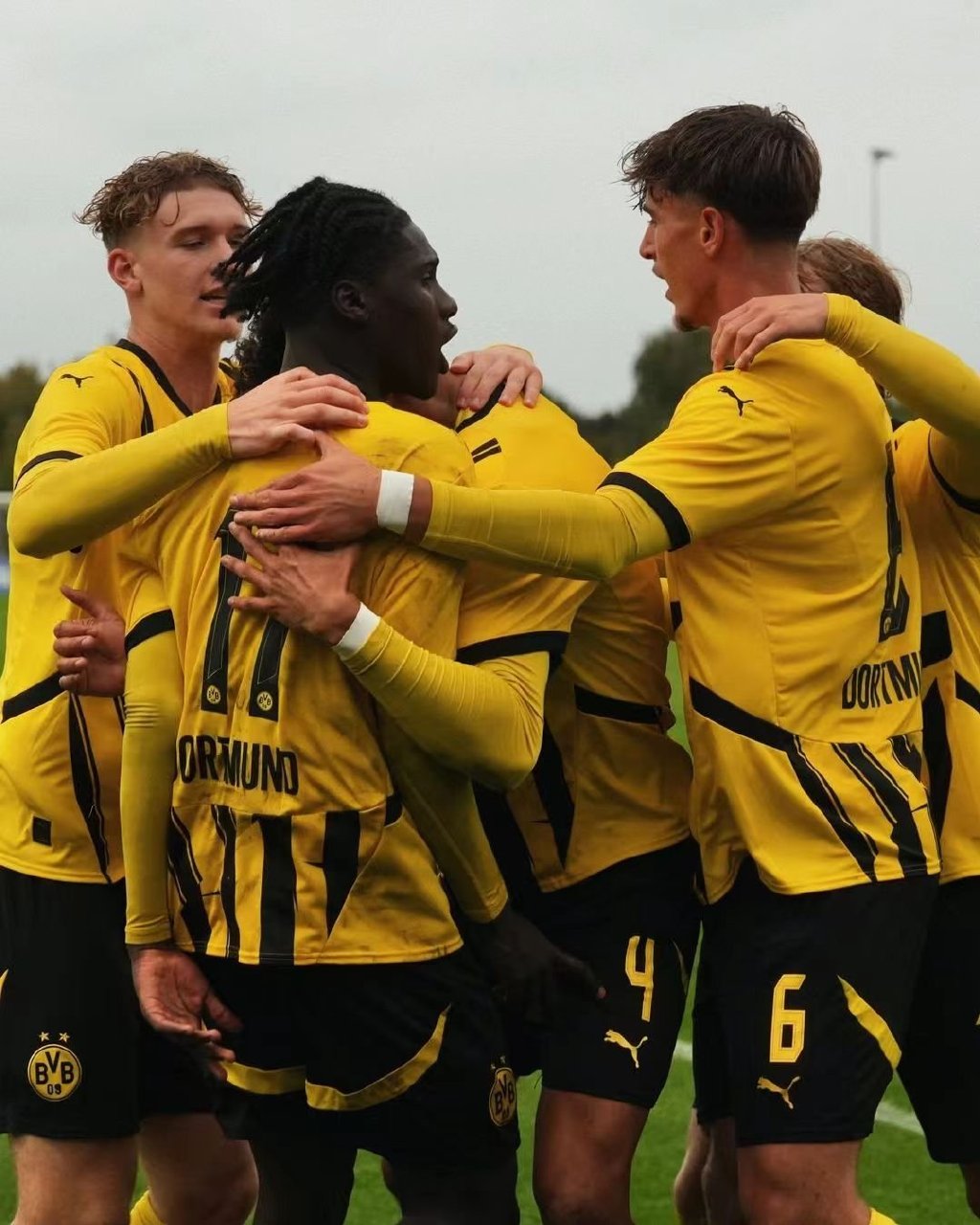 多特蒙德队内气氛融洽,士气高昂备战下轮比赛 多特蒙德队内气氛融洽,士气高昂备战下轮比赛