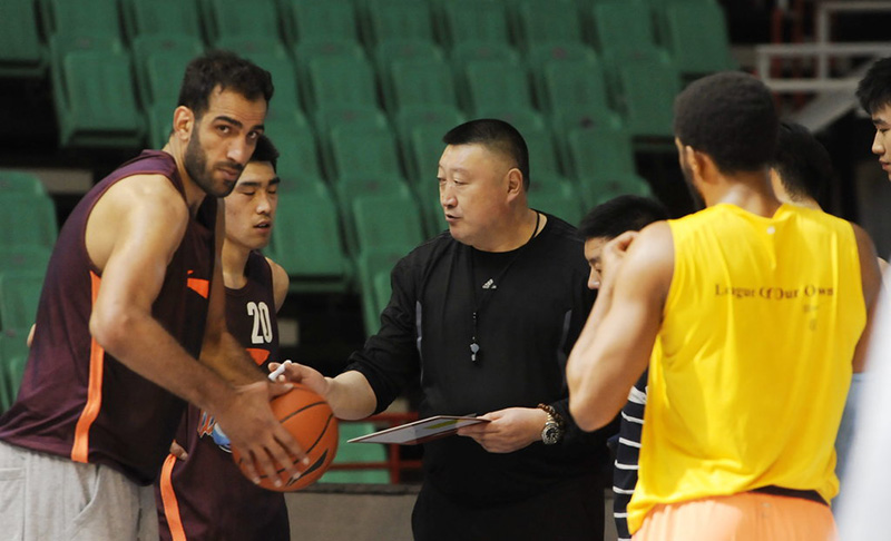 球队主力受伤,教练寻找新的战术方案 球队主力受伤,教练寻找新的战术方案