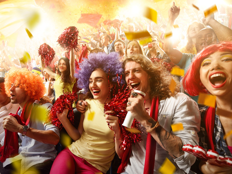 精彩瞬间！球场上掀起高潮，球迷尽情欢呼