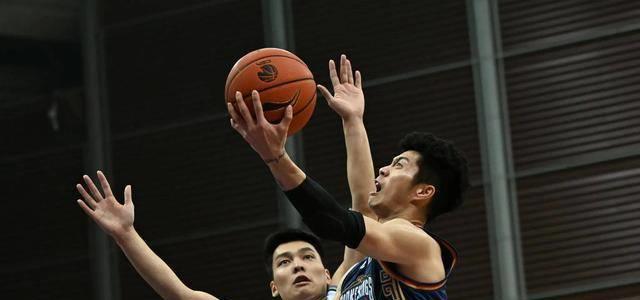 热门篮球比赛录下精彩瞬间,球迷尽兴观赏 热门篮球比赛录下精彩瞬间,球迷尽兴观赏