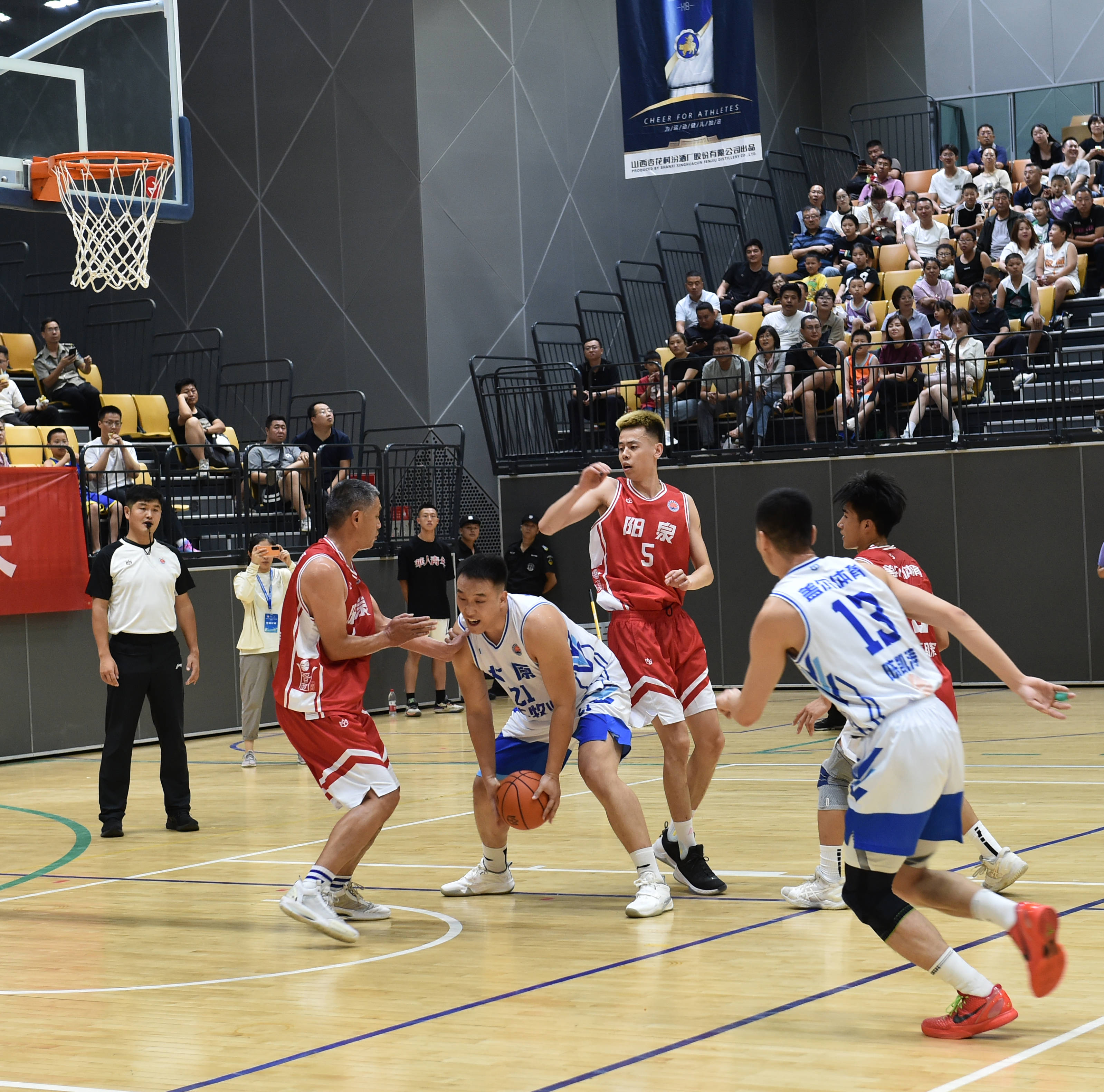 热门篮球比赛录下精彩瞬间,球迷尽兴观赏 热门篮球比赛录下精彩瞬间,球迷尽兴观赏