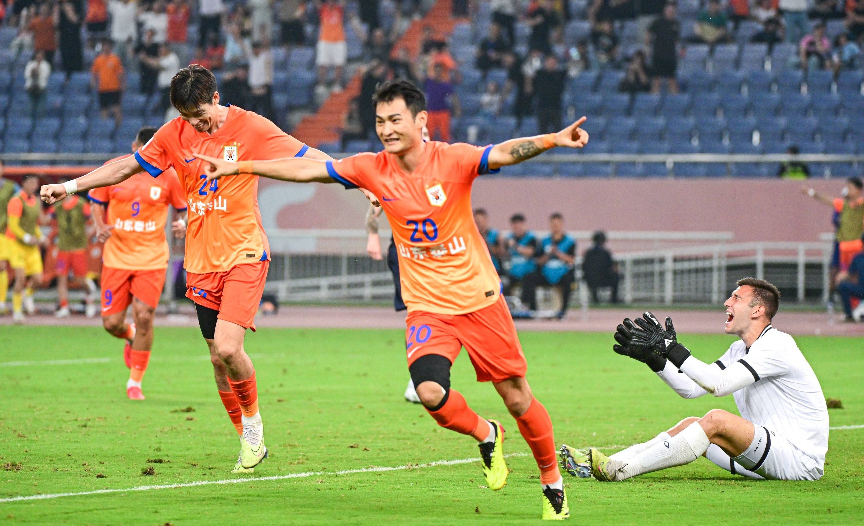 中超赛场上球员们奋力拼搏,实力不俗 中超赛场上球员们奋力拼搏,实力不俗