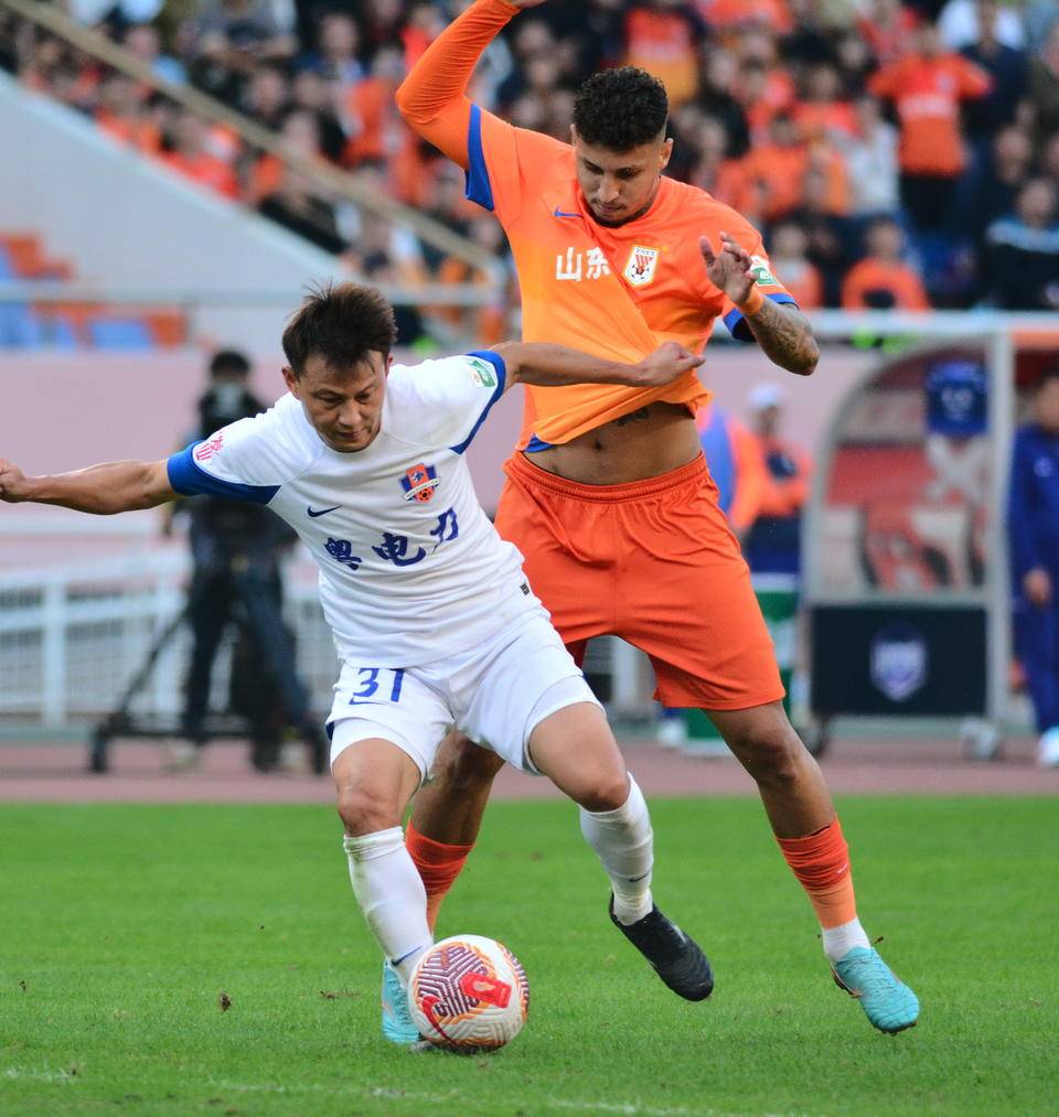 中超赛场上球员们奋力拼搏,实力不俗 中超赛场上球员们奋力拼搏,实力不俗