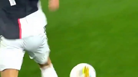 足球界风云再起,球员奔跑扑救精彩绝伦 足球界风云再起,球员奔跑扑救精彩绝伦