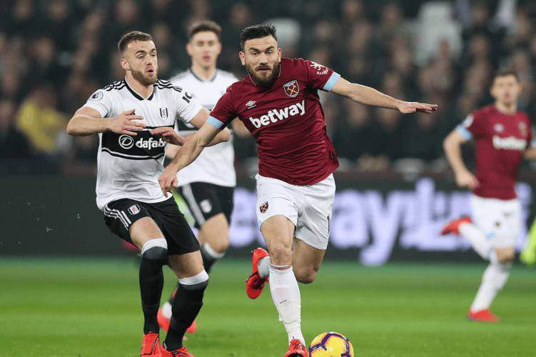 埃弗顿中场试水新战术,球队表现有所起色 埃弗顿中场试水新战术,球队表现有所起色