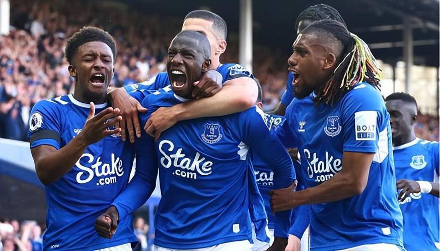 埃弗顿中场试水新战术,球队表现有所起色 埃弗顿中场试水新战术,球队表现有所起色