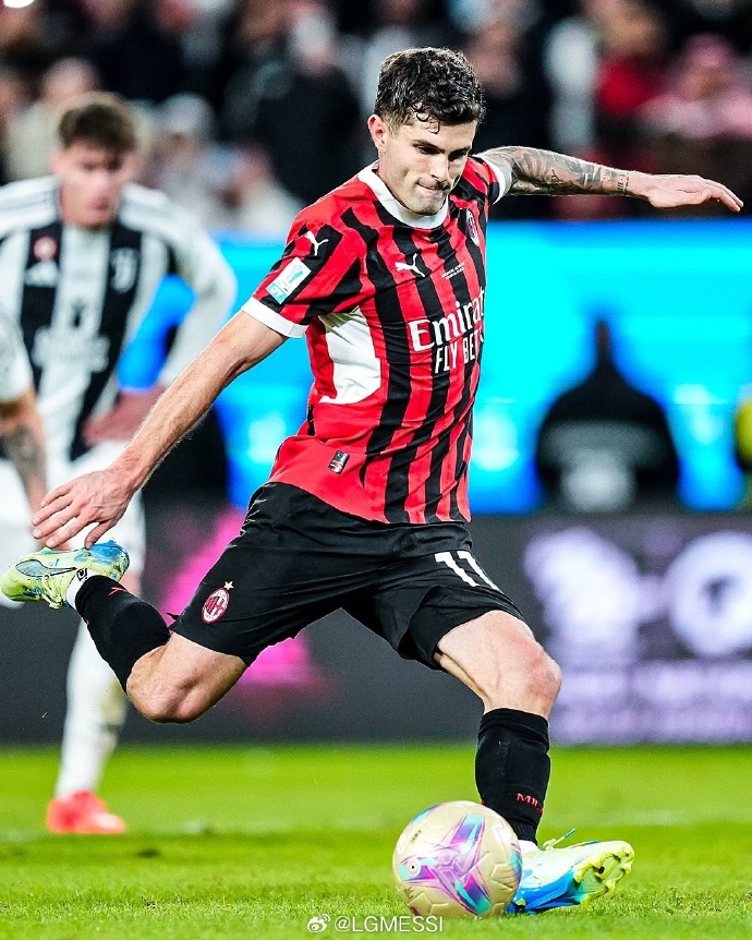 尤文图斯后卫成功阻止对手破门进球 尤文图斯后卫成功阻止对手破门进球