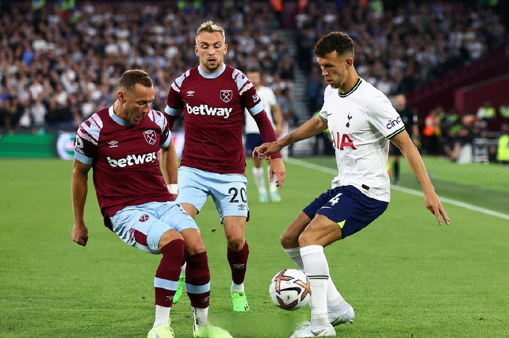 克罗托内逼平对手,积分榜稳定表现 克罗托内逼平对手,积分榜稳定表现