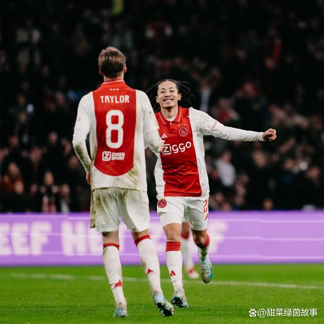 阿贾克斯在欧冠比赛中表现出色，晋级越来越近