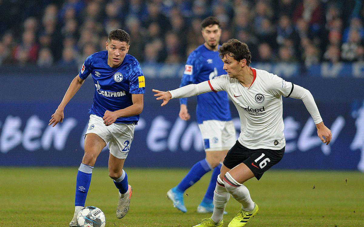 沃尔夫斯堡突破对手防线,锋线火力全开大胜对手 沃尔夫斯堡突破对手防线,锋线火力全开大胜对手