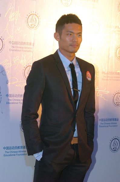 名将领衔士气高昂,球队全力拼搏追逐胜利 名将领衔士气高昂,球队全力拼搏追逐胜利