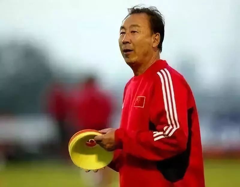 名将领衔士气高昂,球队全力拼搏追逐胜利 名将领衔士气高昂,球队全力拼搏追逐胜利