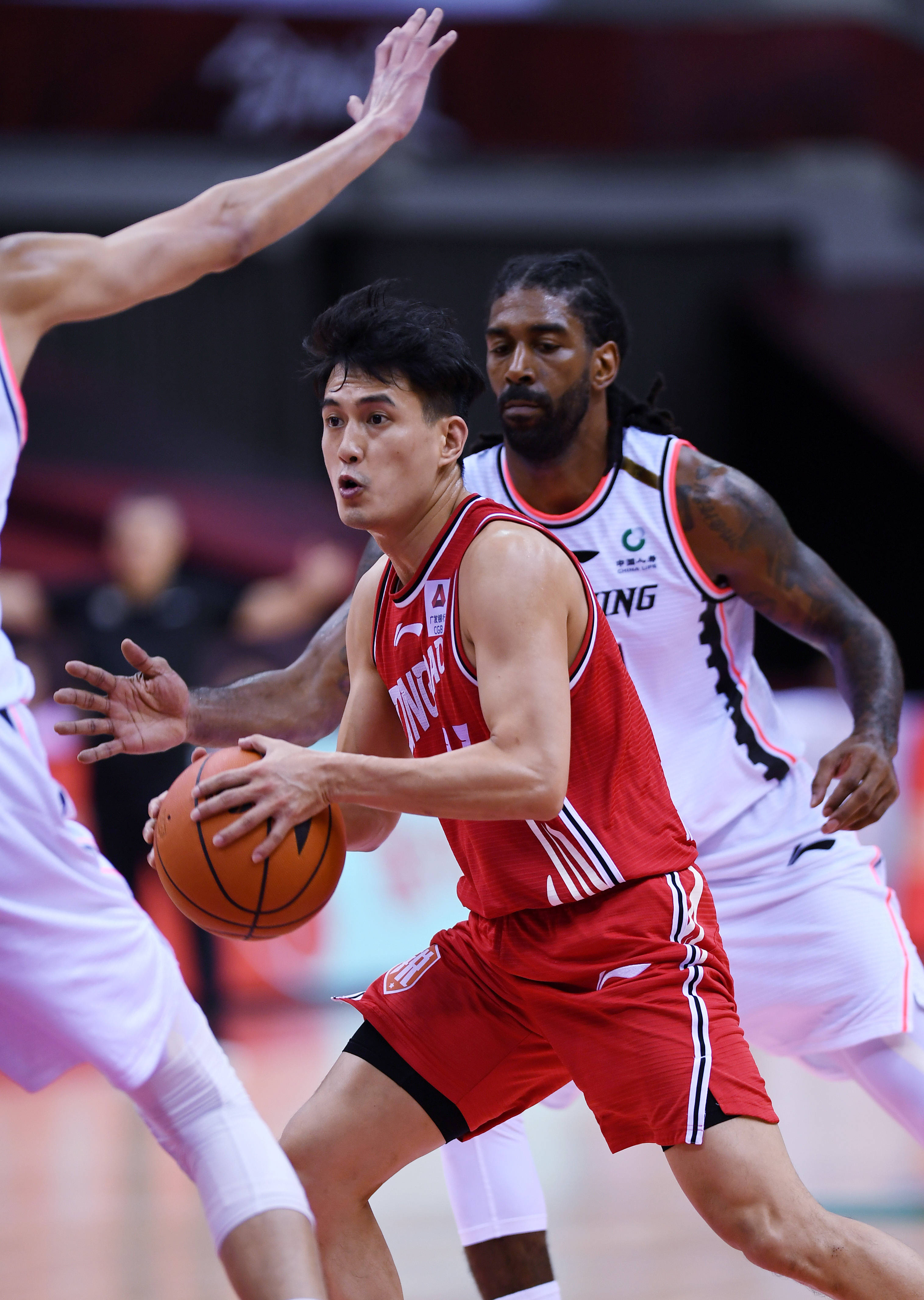 顶级球员实力对决，球场上精彩纷呈