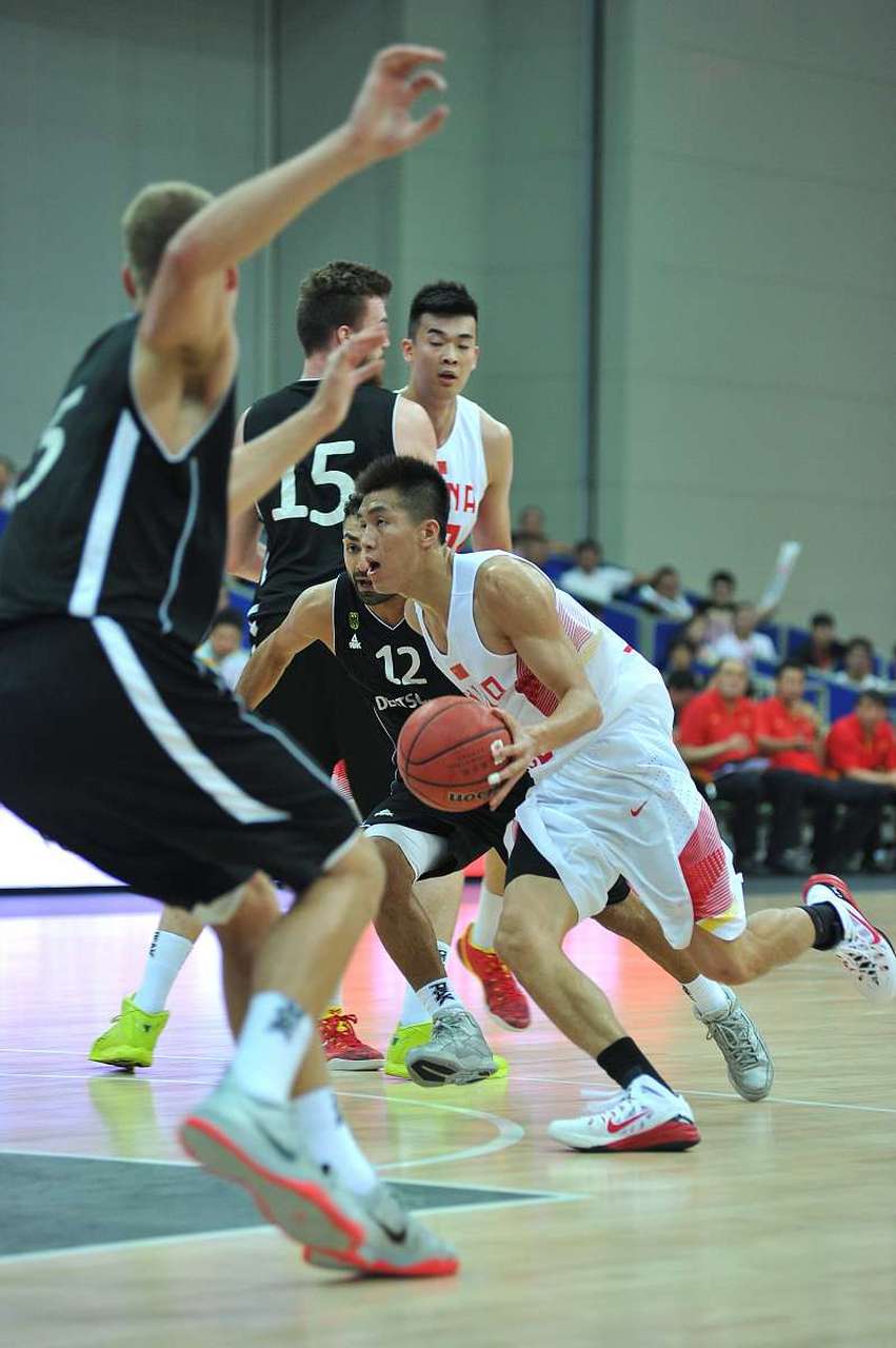 CBA新赛季揭幕,球迷热情高涨 CBA新赛季揭幕,球迷热情高涨