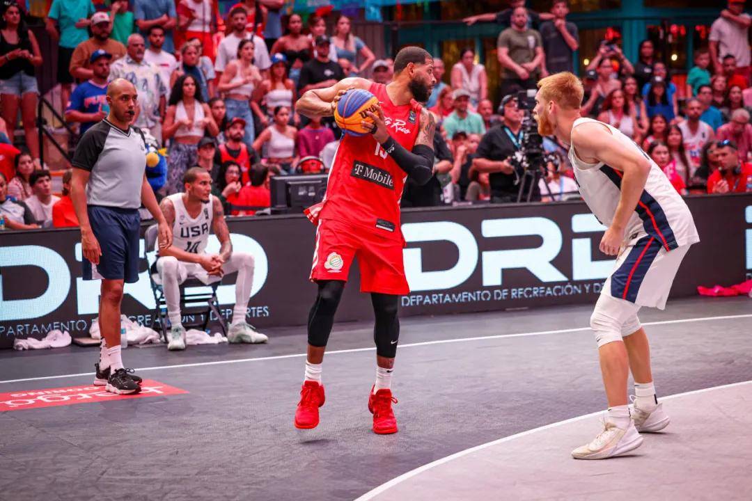 加拿大篮球比赛中出现了一场激烈的对决 加拿大篮球比赛中出现了一场激烈的对决