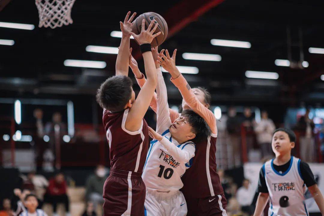 勇于拼搏,球员们在比赛中表现出色 勇于拼搏,球员们在比赛中表现出色