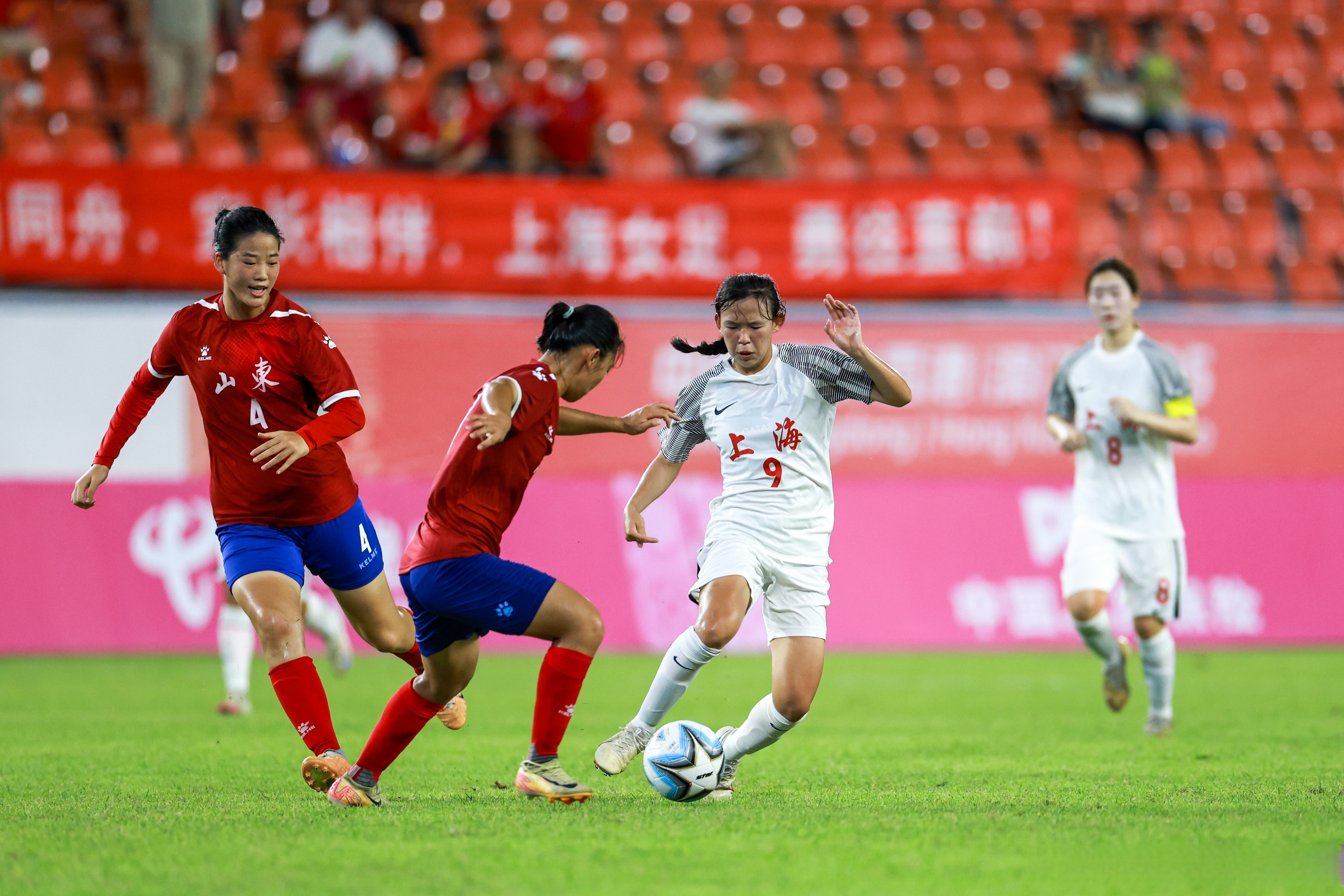 聚焦足球竞技场:各队争夺胜利瞬间 聚焦足球竞技场:各队争夺胜利瞬间