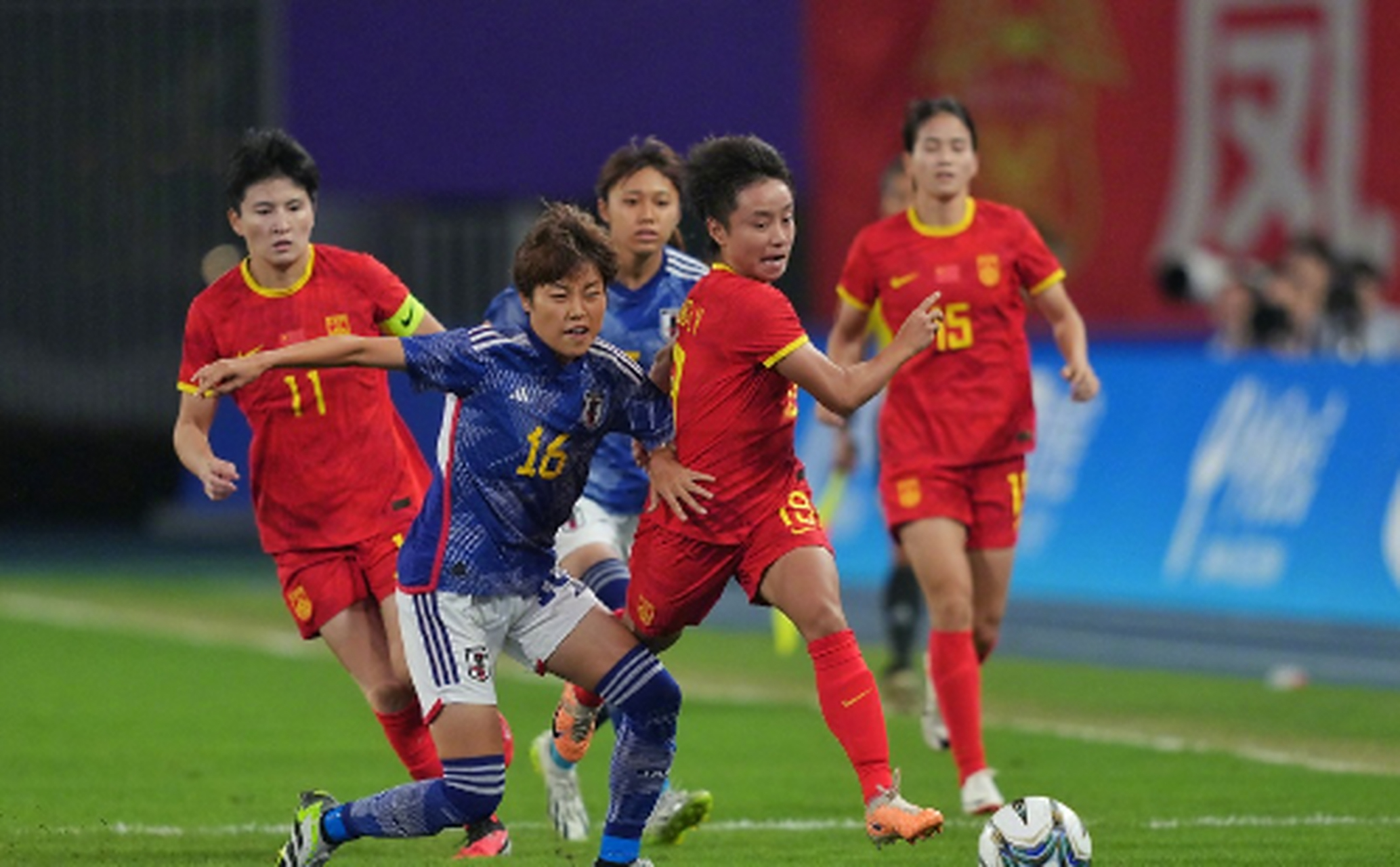 中国女足队员在比赛中再度展现出色