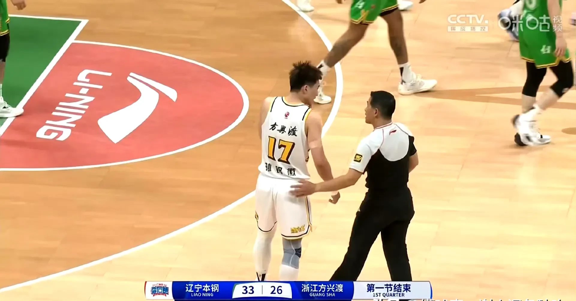 沈阳东进备战比赛,主教练研究对手战术 沈阳东进备战比赛,主教练研究对手战术