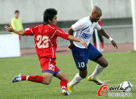 沈阳东进备战比赛,主教练研究对手战术 沈阳东进备战比赛,主教练研究对手战术